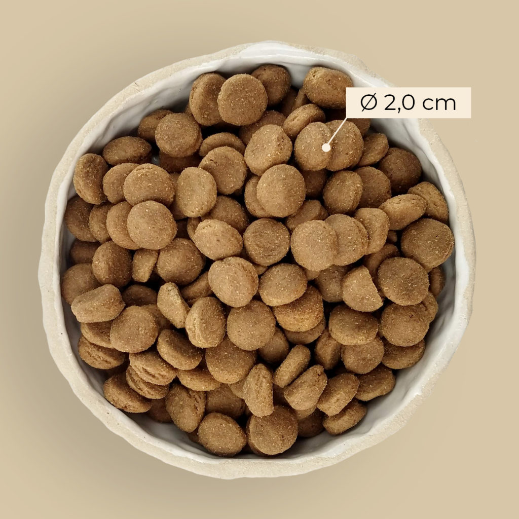 Solakka kibbles in a bowl, indicating 2cm diameter