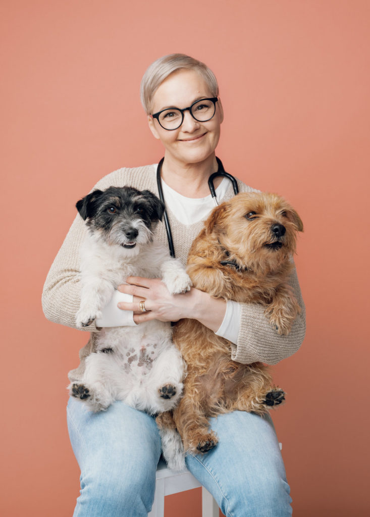 Alvars veterinär Henna med sina hundar