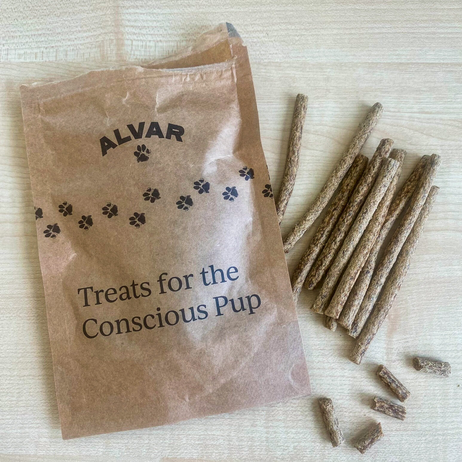 Koiran ruokasienimyseelistä tehtyjä purutikkuja Alvarin tuotepakkauksessa 